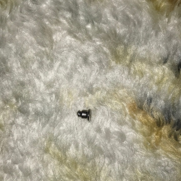 earring back - Picture 2 of 3